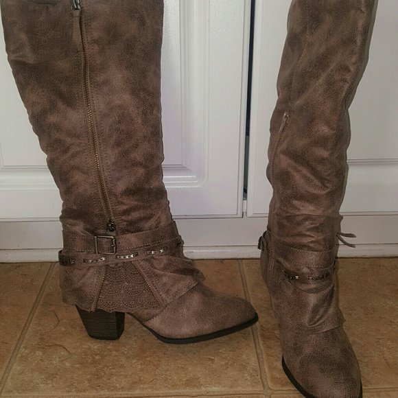 Boots - Picture 2 of 3